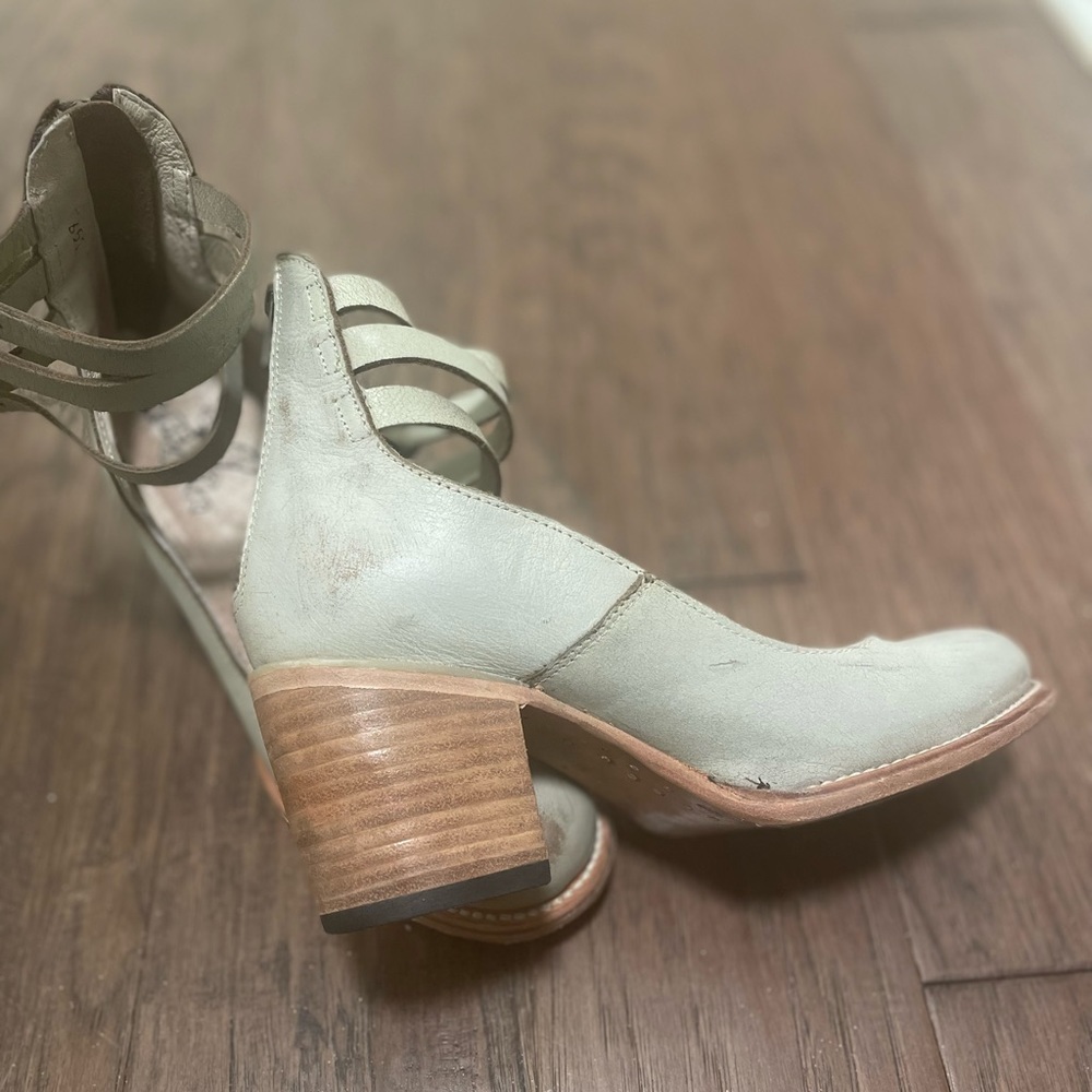 Freebird Randi Ice size 8 - runs big!